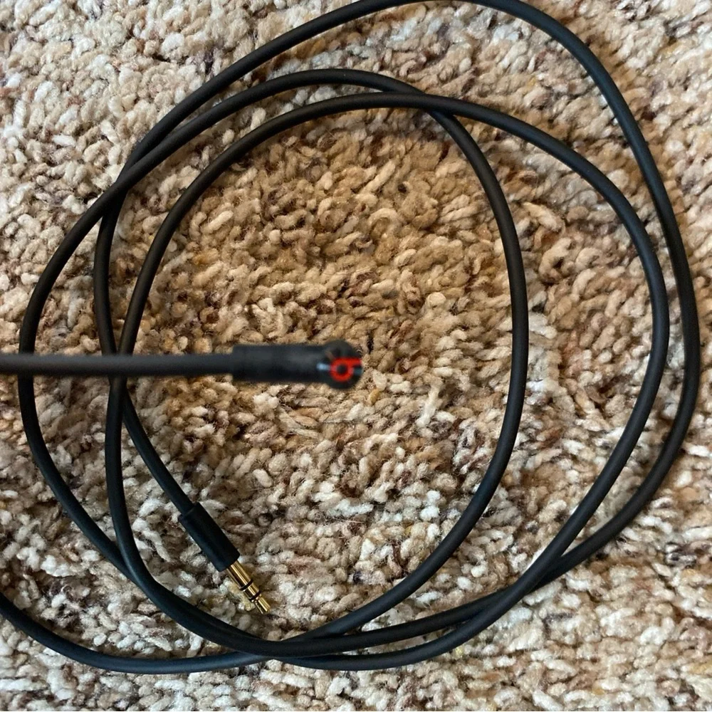 BEATS Wireless HD Hard Case And Charging Cord - Picture 7 of 7